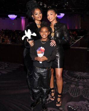 Teyana Taylor Instagram - Father God, I thank you for who you are.  All seeing, all knowing and all powerful! Thank you for reminding my heart that your plan is far greater than any plan I have for my life.  Thank you for reminding me & all of the amazing women in this room that the wait was not punishment it was preparation for what was already written in the palm of your hands & your plans. I am forever THANKFUL 🥹🖤🙏🏾

Thank you to @heatherlowery & the whole @femmeitforward family for honoring me with the VISIONARY AWARD at the2023 #giveherflowhers Gala…💐 Thank you @loriharvey & @heatherlowery for the sweetest tribute..I’m so grateful 🙏🏾And a big congratulations to all the amazing women of the night ✨💫🖤

📸: @jerrittclark  @kvnhrtlss