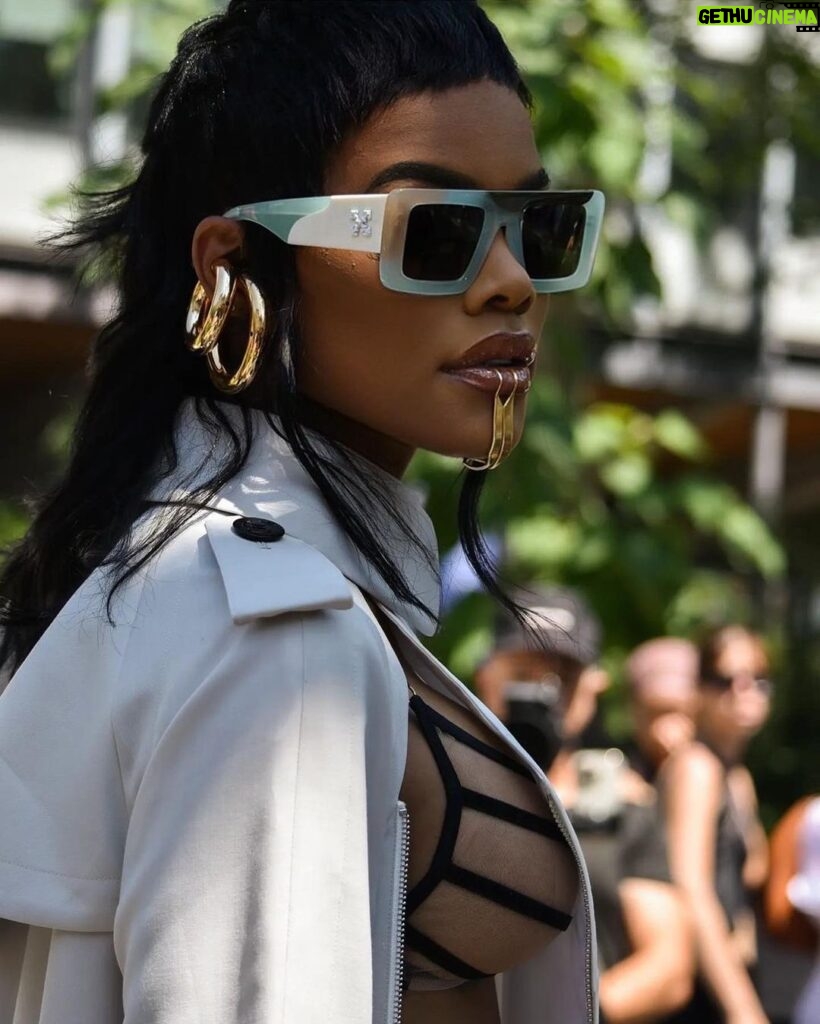 Teyana Taylor Instagram - Thank you @sacaiofficial for having me 🖤 It was hot as hell outside but the Show was hella cold 💙🥶🥶🥶🥶🥶🥶💙 📸: @rickyfilmingstudios @zerbibrub @fabrisflorencia @sacaiofficial @claireguillon