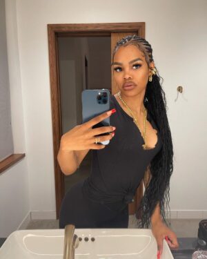 Teyana Taylor Instagram - Not a big selfie person but random late night selfies in a bathroom with good lighting is fucking lit 🤣 This bathroom don’t owe aunTey nothingggg bayyybeeee 😩😂😂🙌🏾🙌🏾🙌🏾🙌🏾