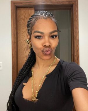 Teyana Taylor Instagram - Not a big selfie person but random late night selfies in a bathroom with good lighting is fucking lit 🤣 This bathroom don’t owe aunTey nothingggg bayyybeeee 😩😂😂🙌🏾🙌🏾🙌🏾🙌🏾