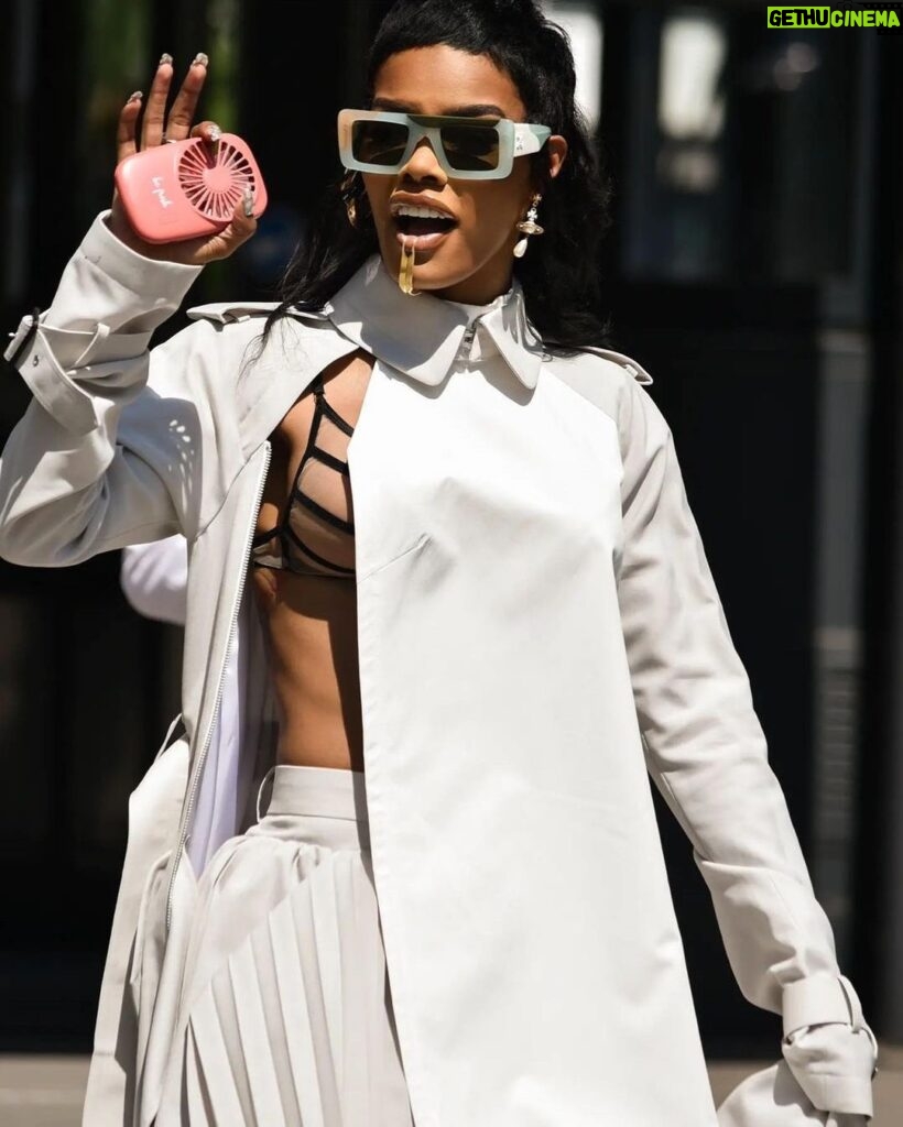 Teyana Taylor Instagram - Thank you @sacaiofficial for having me 🖤 It was hot as hell outside but the Show was hella cold 💙🥶🥶🥶🥶🥶🥶💙 📸: @rickyfilmingstudios @zerbibrub @fabrisflorencia @sacaiofficial @claireguillon