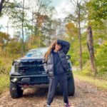 Thalía Instagram - Otoño y su magia 🍂🍁 #fallcolors