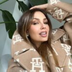 Thalía Instagram - Just Vibing ✨✨✨✨ @tommyhilfiger Botas 👢de mi colección #ThaliaSodi @shopthaliasodi.