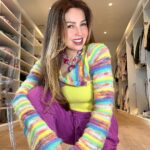 Thalía Instagram - Yo no sé tú, pero cuando necesito impulsar mi energía, mi creatividad, intuitivamente, me visto de 1000 colores! A quién le pasa lo mismo? Los leo ❤️🧡💛💚🩵💜💖