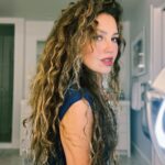 Thalía Instagram - No importa las veces que cambie de estilo de cabello, de color, de peinado, siempre regreso a mi cabello al natural. Me hace sentir “en casa”, más yo. Feliz fin de semana hermosuras 🫶🏼✨