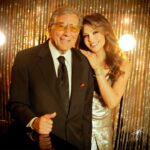 Thalía Instagram - En el camino de la música hay momentos que no se olvidan jamás, hace más de una década fui invitada a participar en el álbum de estudio “Viva Duets” junto a este gran artista de la música Estadounidense, el señorón @itstonybennett. Un proyecto musical hermoso, que celebra la vida de un ícono de la música que inició su historia musical hace más de 8 décadas atrás. Durante la grabación de la canción “The Way You Look Tonight” uno de sus más grandes clásicos, viví hermosos momentos al lado de este maestro de maestros, que atesoraré en mi corazón. Aunque hoy nos embarga la tristeza de su partida nos alegramos enormemente por sus gigantes aportes a la música, pero sobre todo agradezco a Dios la bendición de haber podido compartir junto a él, uno de mis lugares más amados, el escenario. Vuela alto Tony, mientras aquí nosotros seguiremos escuchando el regalo de tu voz, yo imagino que tu alma está cantando libre en tu nuevo destino.