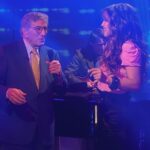 Thalía Instagram - En el camino de la música hay momentos que no se olvidan jamás, hace más de una década fui invitada a participar en el álbum de estudio “Viva Duets” junto a este gran artista de la música Estadounidense, el señorón @itstonybennett. Un proyecto musical hermoso, que celebra la vida de un ícono de la música que inició su historia musical hace más de 8 décadas atrás. Durante la grabación de la canción “The Way You Look Tonight” uno de sus más grandes clásicos, viví hermosos momentos al lado de este maestro de maestros, que atesoraré en mi corazón. Aunque hoy nos embarga la tristeza de su partida nos alegramos enormemente por sus gigantes aportes a la música, pero sobre todo agradezco a Dios la bendición de haber podido compartir junto a él, uno de mis lugares más amados, el escenario. Vuela alto Tony, mientras aquí nosotros seguiremos escuchando el regalo de tu voz, yo imagino que tu alma está cantando libre en tu nuevo destino.