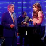 Thalía Instagram - En el camino de la música hay momentos que no se olvidan jamás, hace más de una década fui invitada a participar en el álbum de estudio “Viva Duets” junto a este gran artista de la música Estadounidense, el señorón @itstonybennett. Un proyecto musical hermoso, que celebra la vida de un ícono de la música que inició su historia musical hace más de 8 décadas atrás. Durante la grabación de la canción “The Way You Look Tonight” uno de sus más grandes clásicos, viví hermosos momentos al lado de este maestro de maestros, que atesoraré en mi corazón. Aunque hoy nos embarga la tristeza de su partida nos alegramos enormemente por sus gigantes aportes a la música, pero sobre todo agradezco a Dios la bendición de haber podido compartir junto a él, uno de mis lugares más amados, el escenario. Vuela alto Tony, mientras aquí nosotros seguiremos escuchando el regalo de tu voz, yo imagino que tu alma está cantando libre en tu nuevo destino.