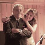 Thalía Instagram - En el camino de la música hay momentos que no se olvidan jamás, hace más de una década fui invitada a participar en el álbum de estudio “Viva Duets” junto a este gran artista de la música Estadounidense, el señorón @itstonybennett. Un proyecto musical hermoso, que celebra la vida de un ícono de la música que inició su historia musical hace más de 8 décadas atrás. Durante la grabación de la canción “The Way You Look Tonight” uno de sus más grandes clásicos, viví hermosos momentos al lado de este maestro de maestros, que atesoraré en mi corazón. Aunque hoy nos embarga la tristeza de su partida nos alegramos enormemente por sus gigantes aportes a la música, pero sobre todo agradezco a Dios la bendición de haber podido compartir junto a él, uno de mis lugares más amados, el escenario. Vuela alto Tony, mientras aquí nosotros seguiremos escuchando el regalo de tu voz, yo imagino que tu alma está cantando libre en tu nuevo destino.