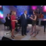 Thalía Instagram - En el camino de la música hay momentos que no se olvidan jamás, hace más de una década fui invitada a participar en el álbum de estudio “Viva Duets” junto a este gran artista de la música Estadounidense, el señorón @itstonybennett. Un proyecto musical hermoso, que celebra la vida de un ícono de la música que inició su historia musical hace más de 8 décadas atrás. Durante la grabación de la canción “The Way You Look Tonight” uno de sus más grandes clásicos, viví hermosos momentos al lado de este maestro de maestros, que atesoraré en mi corazón. Aunque hoy nos embarga la tristeza de su partida nos alegramos enormemente por sus gigantes aportes a la música, pero sobre todo agradezco a Dios la bendición de haber podido compartir junto a él, uno de mis lugares más amados, el escenario. Vuela alto Tony, mientras aquí nosotros seguiremos escuchando el regalo de tu voz, yo imagino que tu alma está cantando libre en tu nuevo destino.