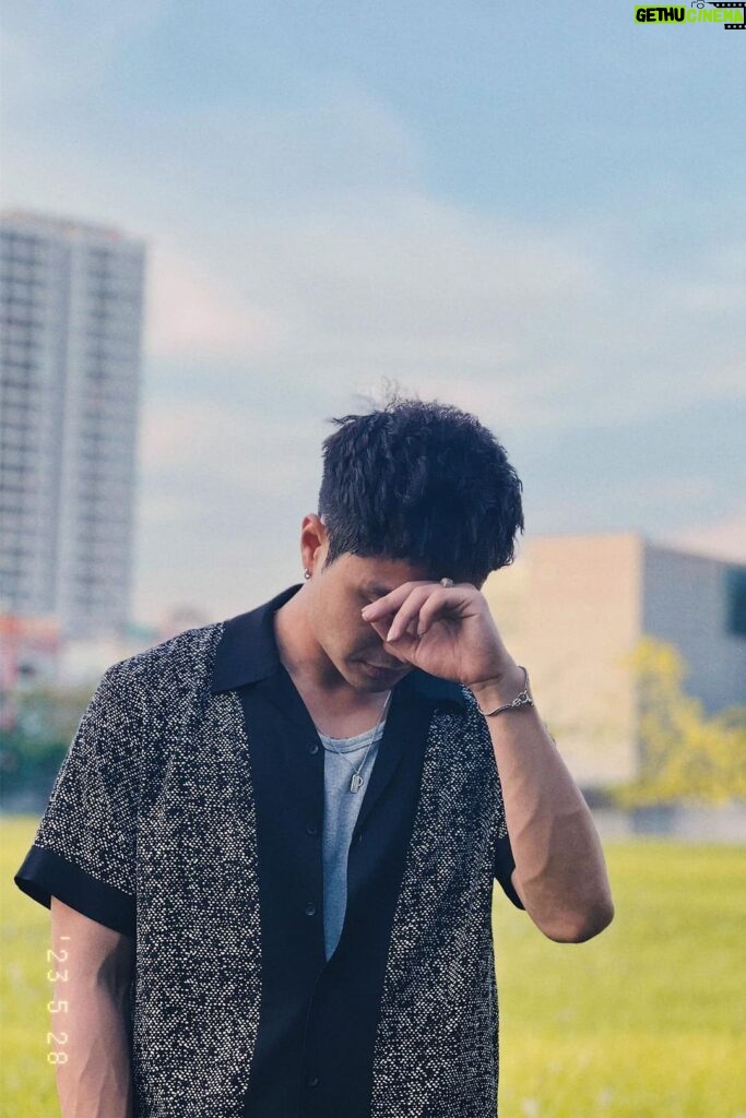 Thanh Sơn Instagram - Đã nóng thì chớ lại còn phải quay cảnh buồn 🥺