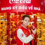 Thanh Sơn Instagram - Coca-Cola nhờ Sơn mang kỳ diệu đến các bạn nè, mọi người xem bên dưới để nhận quà nha!! 😆😆 Ai cũng có phần 😄 Sơn cũng đã nhanh chân đi nhận quà tại sự kiện “Én Kỳ Diệu” của Coca-Cola ở AEON Long Biên cuối tuần trước, bạn nào cũng muốn tham gia thì có thể đến Royal City (22-23/01) hoặc Times City (27-28/01) nha. Rất nhiều kỳ diệu đang chờ bạn mang về nhà đó. Và trên hết, Sơn xin cảm ơn sự ủng hộ của các bạn trong năm qua, nhờ các bạn Sơn đã nhận được giải "Nam phụ xuất sắc nhất của Cánh Diều Vàng" - Điều kỳ diệu to bự trong năm nay đối với Sơn. Một lần nữa cảm ơn mọi người vì điều kỳ diệu này nhennn Quà đây nha ngày nào vào cũng có quà kỳ diệu nha https://CokeURL.com/thanhson_tet