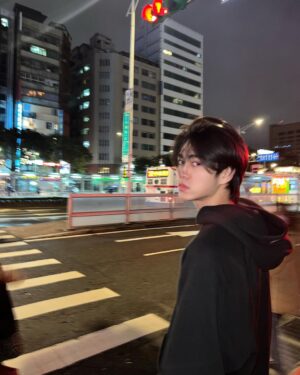Tharatorn Jantharaworakarn Instagram - รอข้ามถนน