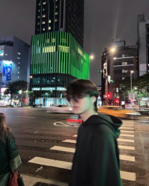 Tharatorn Jantharaworakarn Instagram - รอข้ามถนน