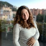 Thelma Madrigal Instagram - Alguien robó mi atención 👀🐢 mientras me tomaba unas fotitos de los #8meses #32weekspregnant allá vamoooooossssss!!!! Recta final!!!! Eh eh eh!!! Definitivamente un embarazo muy MUY diferente, totalmente encerrada.... mis salidas son al ginecólogo a ver como va creciendo Olivia ehhhh!!! Volvería a escoger estos meses de encierro, agradezco todos los días por tener salud y estar disfrutando 24/7 a mi familia! @jroinigo #babytortu Todos encerrados sin ver a nadie, todo éste esfuerzo vale la pena con tal de que Olivia nazca con mucha salud!! Seguiremos igual, tomando todas las medidas posibles y disfrutando TODO lo que nos ha tocado vivir juntos. Y buenoooo de los achaques luegooo les cuento jajajajaja pero de verdad mes con mes he experimentado cosas que en mi primer embarazo nunca tuve. Por ahora solo me queda disfrutar lo que se siente tener a una personita dentro de mí, eso lo valeeee todoooo!!!!!! 💜💜💜💜💜 #pregnant #family #32semanas #babytortu #love #colombia Bogotá, Colombia