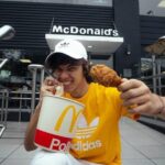 Thiago Vernal Instagram - @mcdonalds_peru nos sorprende cada días más con su #pollomccrispy que está BUENAZO, SUPER CRUJIENTE Y JUGOSO #publicidad