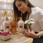 Thivya Naidu Instagram - Showering just got easier with Shokubutsu Mochi Hada Face and Body Shower Range Series! I Inspired by Japanese skincare traditions, rich with Tsubaki and Rice Bran Oil😇 it gives us a double action of cleansing and moisturising our face and body at the same time. Well, we simply don’t have time to moisturise and take care of our skin on the body as much as our face !!! So this Skokubutsu Mochi Hada Face & Body Shower Oil & Shower Lotion will be ur right choice 🥰I’m addicted to this and thus keeping my skin hydrated and smelling really good! 😍thank u @shokubutsumalaysia for sharing good skincare tips and @urbanretreatspamy thanks for ur hospitality! Enjoyed it ❤️ For people with dry skin, get a sample for yourself by going to Shokubutsu’s Mochi Hada roadshow at Orange Concourse Sunway Pyramid from 30th July to 4th August! ! 😍 #loveyourfaceloveyourbody #showeronmochisoftskin @shokubutsumalaysia @kols.asia Urban Retreat Spa