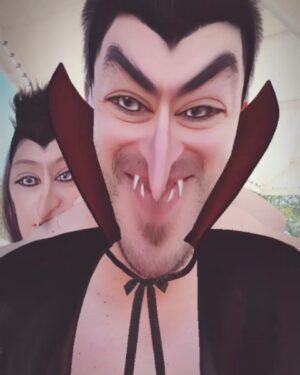 Thomas Beatie Instagram - Dracula est si musclé que sa trapèze sort de sa cape. Mdr 👹 Dracula is so muscular that his traps stick out from his cape.