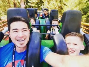 Thomas Beatie Instagram - C'est vendredi! 😁👨‍👩‍👧‍👦🎉 TGIF!