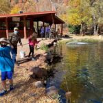 Thomas Beatie Instagram - Devinez où le poisson m'a frappé? 🤣😂🤭 Guess where the fish hit me? Sedona, Arizona