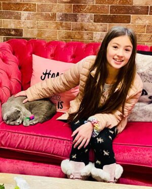 Thomas Beatie Instagram - A little girl’s paradise: Kitty Cafe! She was irresistable with the perfume of her tuna sandwich! 😍😺☕️🥪 Le paradis d'une petite fille: Kitty Cafe! Elle était irrésistible avec le parfum de son sandwich au thon!
