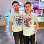 Thomas Beatie Instagram - Je suis super fier de mon fils, Austin! Il vient de se battre contre les enfants les plus intelligents du pays au "National History Bee" à Arlington, Virginia! 🥹🧠📕🎖️ I am so incredibly proud of my son, Austin! He just competed against some of the smartest kids in the country! It’s like the show Jeopardy! Arlington, VA