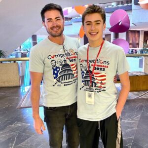 Thomas Beatie Instagram - Je suis super fier de mon fils, Austin! Il vient de se battre contre les enfants les plus intelligents du pays au "National History Bee" à Arlington, Virginia! 🥹🧠📕🎖️ I am so incredibly proud of my son, Austin! He just competed against some of the smartest kids in the country! It’s like the show Jeopardy!