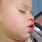 Thomas Beatie Instagram - Jackson s'est endormi dans mes bras chez médecin. 😍 Jackson fell asleep in my arms at the doctor's office. Phantom sucking. Phoenix, Arizona