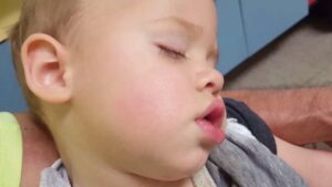 Thomas Beatie Instagram - Jackson s'est endormi dans mes bras chez médecin. 😍 Jackson fell asleep in my arms at the doctor's office. Phantom sucking.