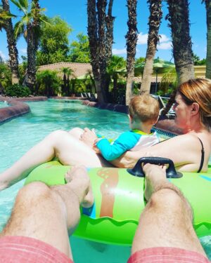 Thomas Beatie Instagram - La rivière paresseuse 🕶🌴🍹 The lazy river