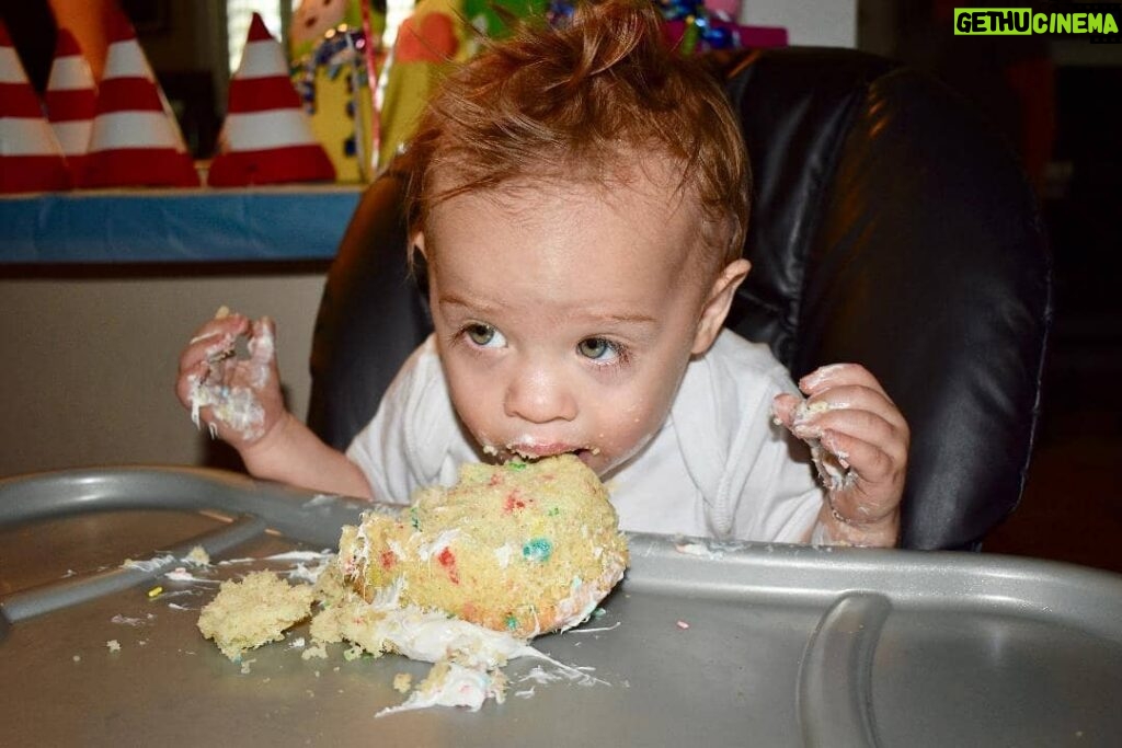 Thomas Beatie Instagram - Gâteau d'anniversaire. Regarde Maman, pas de mains! 🎂🎁 Bday cake... look Ma, no hands! Phoenix, Arizona
