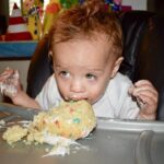 Thomas Beatie Instagram - Gâteau d'anniversaire. Regarde Maman, pas de mains! 🎂🎁 Bday cake... look Ma, no hands! Phoenix, Arizona