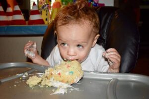 Thomas Beatie Instagram - Gâteau d'anniversaire. Regarde Maman, pas de mains! 🎂🎁 Bday cake... look Ma, no hands!