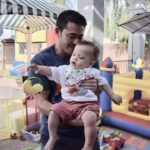 Thomas Beatie Instagram - Joyeux anniversaire, mon bébé Jackson! Tu es le cadeau. 🎂🎁❤ Happy Birthday, Baby Jackson! You are the gift. Phoenix, Arizona