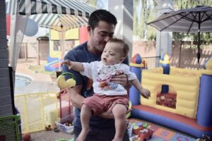 Thomas Beatie Instagram - Joyeux anniversaire, mon bébé Jackson! Tu es le cadeau. 🎂🎁❤ Happy Birthday, Baby Jackson! You are the gift.