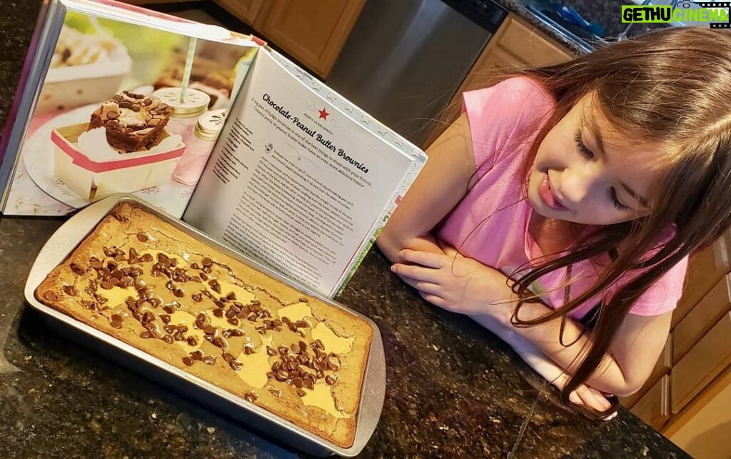 Thomas Beatie Instagram - Susan, notre boulanger résidente, a préparé un délicieux dessert d'anniversaire pour Amber. 🎂 Susan, our resident baker, prepared yummy brownies for Amber's BDay. Phoenix, Arizona