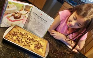 Thomas Beatie Instagram - Susan, notre boulanger résidente, a préparé un délicieux dessert d'anniversaire pour Amber. 🎂 Susan, our resident baker, prepared yummy brownies for Amber's BDay.
