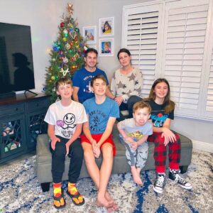 Thomas Beatie Instagram - Best pic of 100... Happy Holidays from our family to yours! 🥳 La meilleure photo de 100. Joyeuses fêtes de notre famille à la vôtre!
