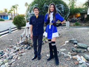 Thomas Beatie Instagram - OMG, mon fils porte maintenant mes vêtements!!! Susan se prépare pour Halloween. 😱 Austin is now wearing my clothes!!! Susan gets ready for halloween.