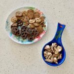 Thomas Beatie Instagram – Jackson-3 ans, a préparé seul le petit-déjeuner du dimanche. La tasse de champignons crus est pour papa et l’assiette de biscuits et de bretzels au chocolat est pour Jackson.😂🍪🍄 Jackson, 3, made Sunday brunch—the cup of raw mushrooms were for Daddy & plate of goodies for him. Phoenix, Arizona