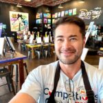 Thomas Beatie Instagram - Créer des souvenirs du temps de peinture de papa / fils à @muse_paintbar ❤️👨‍🎨 Creating memories of Daddy/son painting time. National Harbor, Maryland