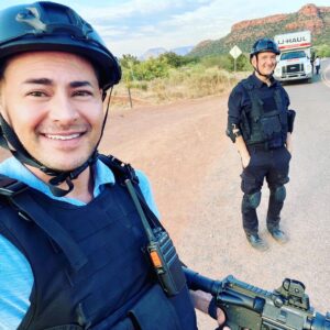 Thomas Beatie Instagram - Sur le plateau de tournage d'un film. 🎥🎬 Je suis un agent du FBI pourchassant les fugitifs. 👮‍♂️ On set filming a movie. I am an FBI agent in hot pursuit of fugitives. 💪🏻