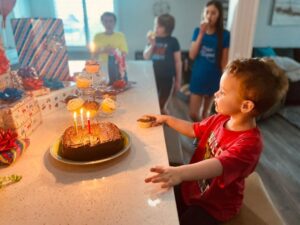 Thomas Beatie Instagram - Mon petit homme a maintenant 3 ans! 💪🏻❤️🎁👨🏻‍🦰🎉🎂😘🎈My little man is now 3! Omg