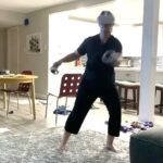 Thomas Beatie Instagram - Notre vie à la maison quand il n'y a pas de gym. Maman ninja. 🥷👨‍👩‍👦💪🏻 Our life at home with no gym. #NinjaMom Phoenix, Arizona