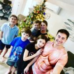 Thomas Beatie Instagram - Espérons que tout le monde a apprécié son Noël en famille. (Oui, le Père Noël m'a apporté des abdos 💪🏻😂) Paix à tous!🎅🏻🎁 Hope everyone enjoyed their Xmas with family. (Yes, Santa brought me abs.) Peace to all! Phoenix, Arizona