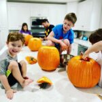 Thomas Beatie Instagram - Ligne d’assemblage de citrouilles... Pumpkin assembly line chez Beatie! 🕸🍬 Phoenix, Arizona