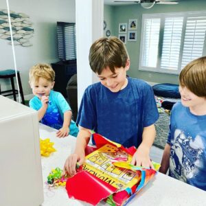 Thomas Beatie Instagram - ‪Mes 3 beaux garçons. Austin au milieu a 11 ans. Le temps passe vite, ne clignote pas!🎁🎂🎉 My 3 handsome boys. Austin in the middle turns 11. Time flies. Don't blink!‬