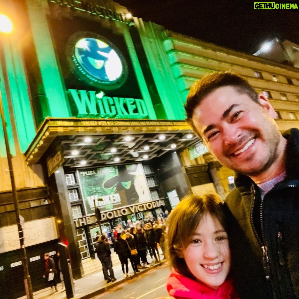 Thomas Beatie Instagram - Big night out. Susan’s first musical. She will be starting in her own school’s play of Wizard of Oz this semester. #learningfromthebest 🎭 Grande soirée. La première musicale de Susan. Elle commencera ce mois-ci la pièce de Magicien d'Oz dans sa propre école. Wicked The Hit Musical