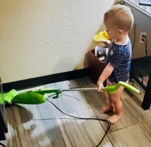 Thomas Beatie Instagram - This is how you raise a real man. (We’ll talk to him about drinking on the job later. Baby steps.) 💪🏻👶🏻C’est ainsi que vous élevez un vrai Somme. (Nous lui parlerons de boire au travail plus tard. Petits pas.)