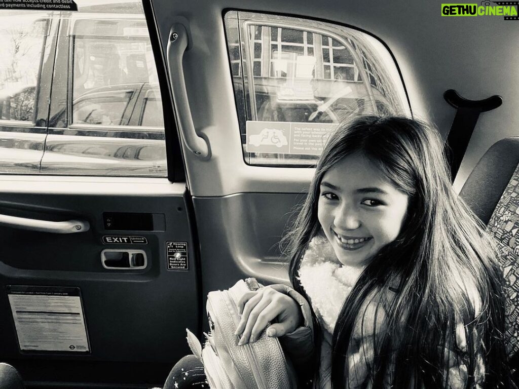 Thomas Beatie Instagram - World traveler, Susan, in a London taxi. 🚕🎡 Voyageur du monde, Susan, dans un taxi de Londres. London, United Kingdom